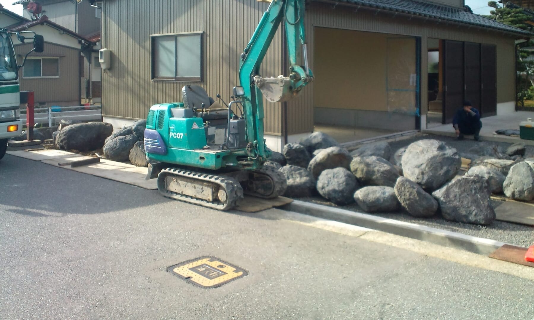 石材の搬入 積んだ石の1.5倍は用意しなくちゃなりません。 ちなみに、石は富山の姫川の石です。